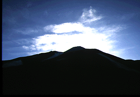 日の出直前のアバチャ山